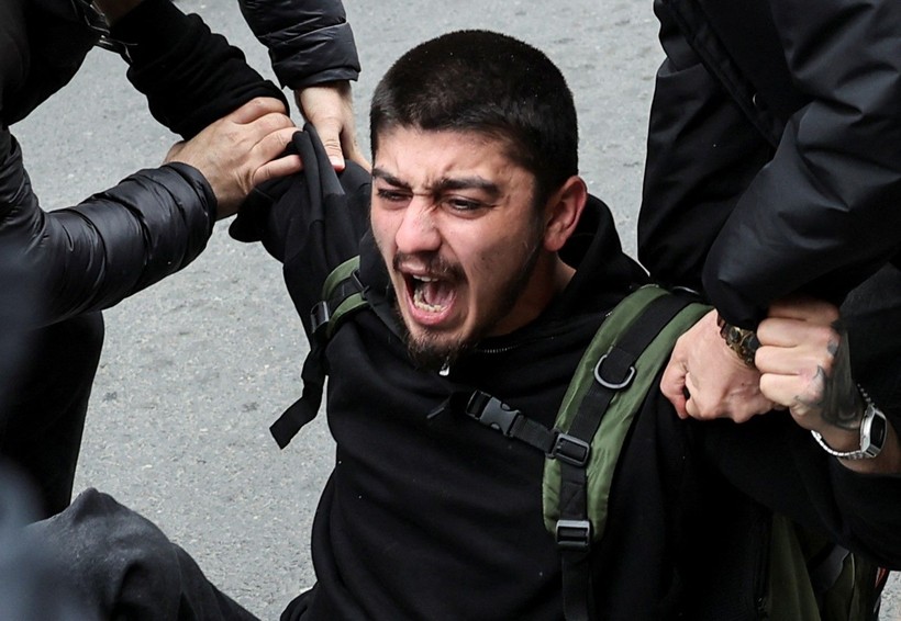 Fotoğraflarla yaka paça 1 Mayıs - Resim: 2