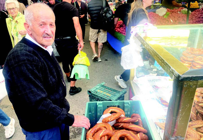 ERENKÖY PAZARINI GEZERKEN GÖRDÜM VE KONUŞTUM: Abdullah Amca… 82 yaşında, emekli ve simit satmak zorunda! - Resim : 1