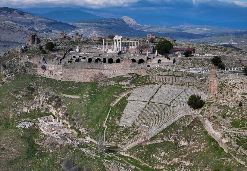 Pergamon'da "Mozaikli Ev" gün yüzüne çıkarılıyor - Resim: 16