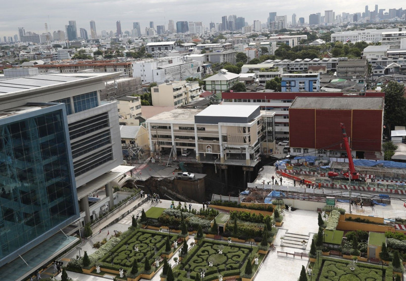 Yer yarıldı, içine girdi - Resim: 1