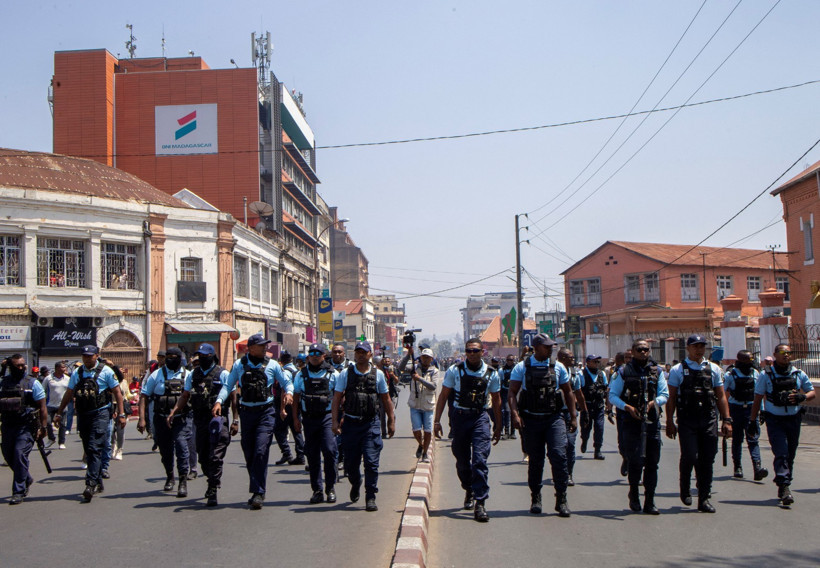 Madagaskar'da vekillerin evlerini yağmaladılar, sokağa çıkma yasağı ilan edildi - Resim : 4