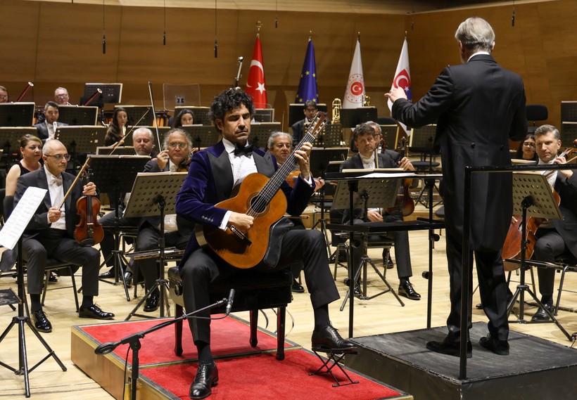 Dünyaca ünlü gitar virtüözü NEFES'e konuştu - Resim : 1