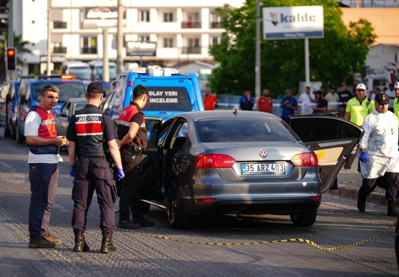 İzmir'de otomobile silahlı saldırı: 3 ölü, 3 yaralı - Resim : 1