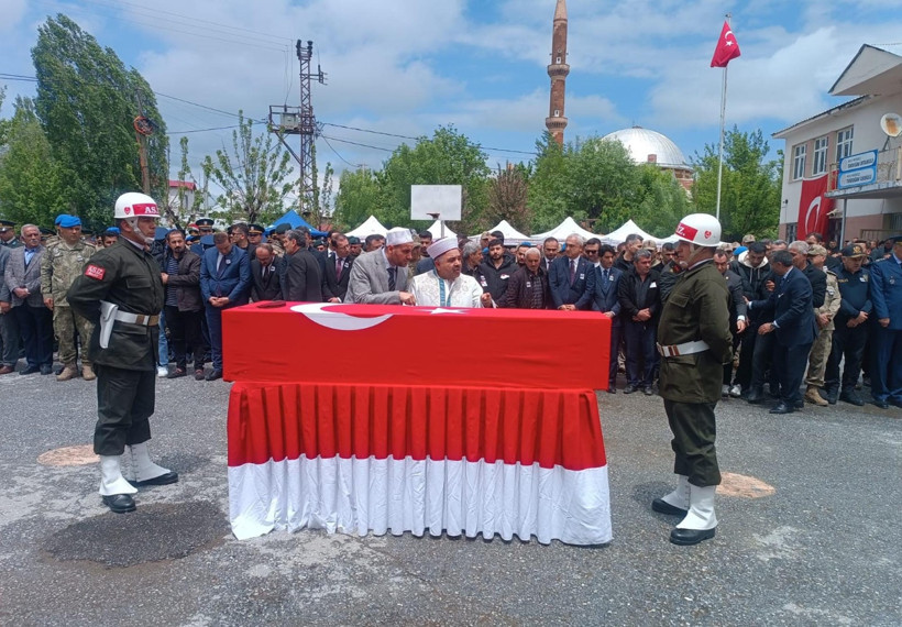 Muş, şehidini uğurladı - Resim : 2