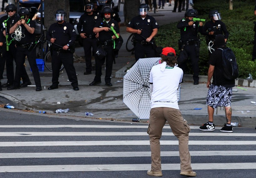 Los Angeles'ta işler kızıştı, yasak geldi: Sokağa abluka - Resim: 19