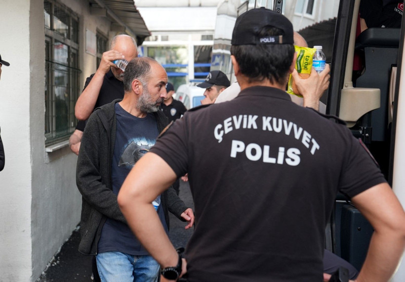 Aralarında profesör de var: Yüzlerini gizlediler - Resim: 12