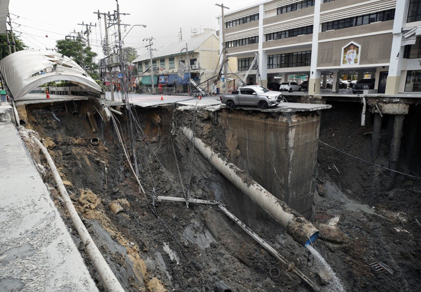 Yer yarıldı, içine girdi - Resim: 3