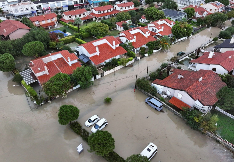 Sussuzlukla boğuşan İzmir'i sağanak vurdu - Resim: 1