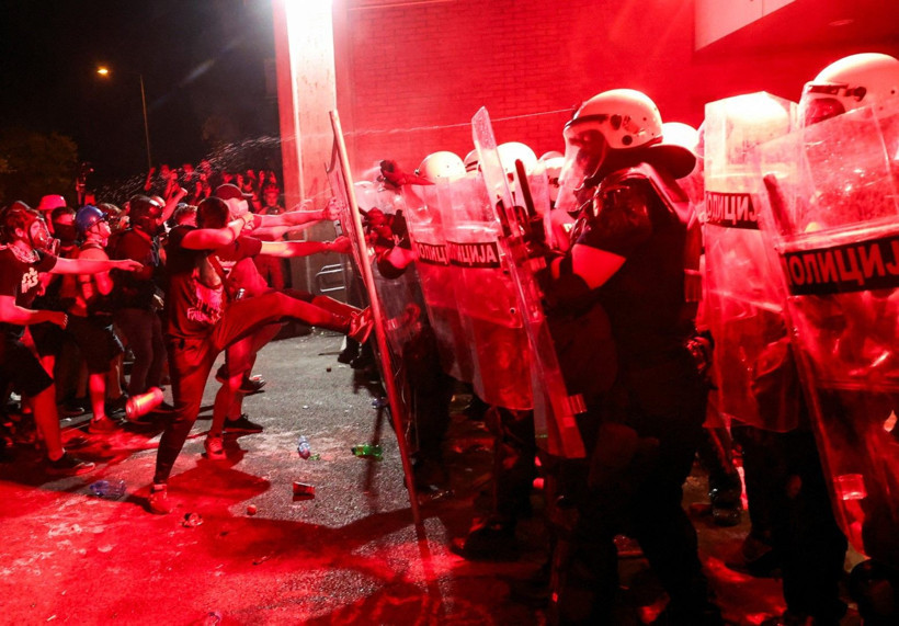 Sırbistan'da 'puslu' gece: Polisler öğrencileri biber gazına boğdu - Resim: 3