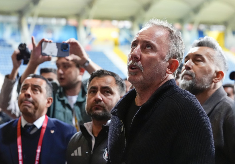 Beşiktaş taraftarı 'hesap verecek' dedi, Sergen Yalçın tribüne gitti - Resim : 1