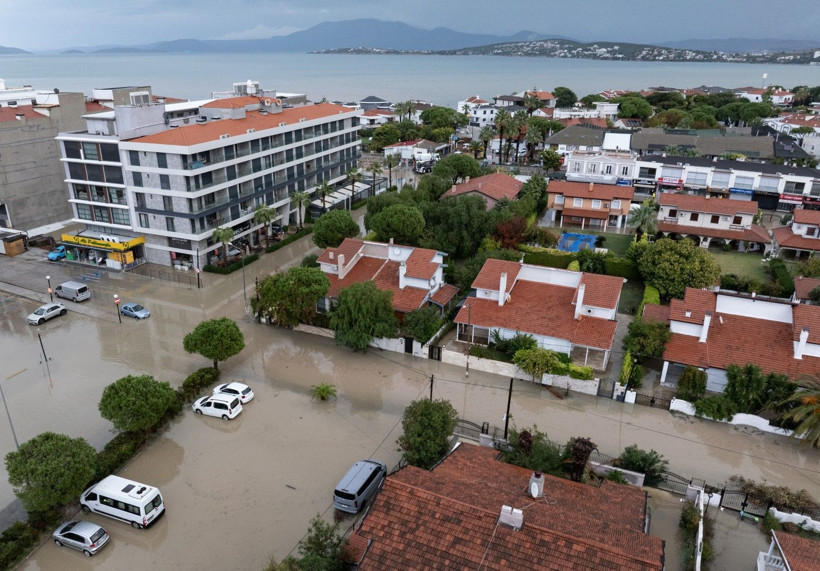 Sussuzlukla boğuşan İzmir'i sağanak vurdu - Resim: 8