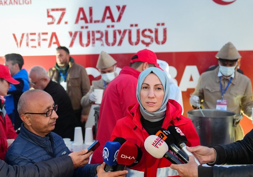 57. Alay Yürüyüşü şafakla başladı: Saçlarına kına yakıp, asker çorbası içtiler - Resim: 19