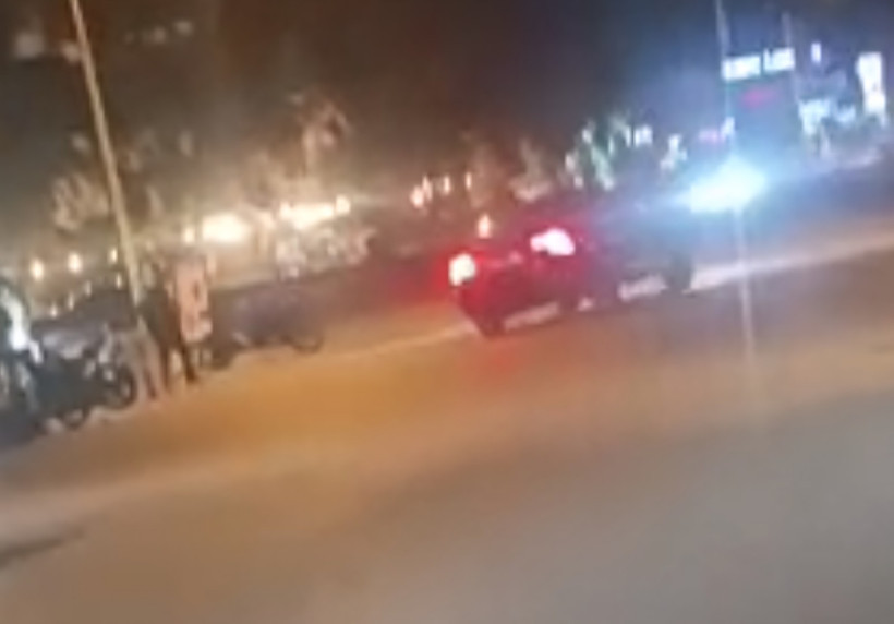 Drift yapan sürücü uyaranları bıçakla tehdit etti; polisten kaçarken dereye düştü - Resim : 1