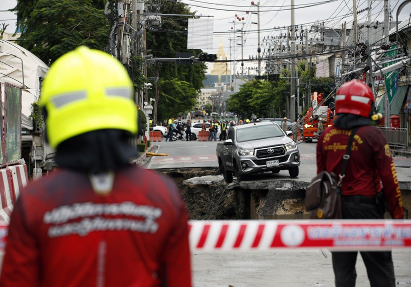 Yer yarıldı, içine girdi - Resim: 5