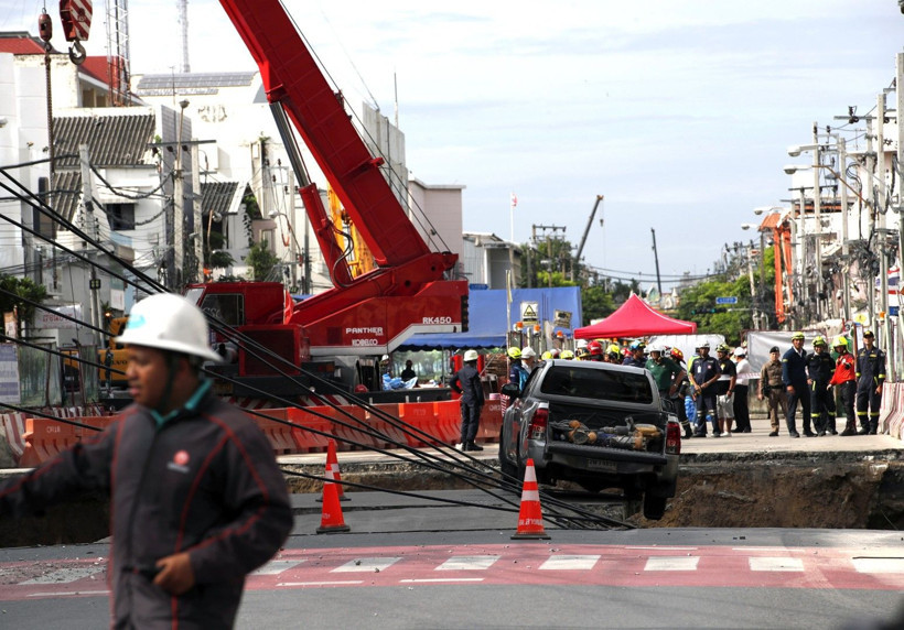 Yer yarıldı, içine girdi - Resim: 6