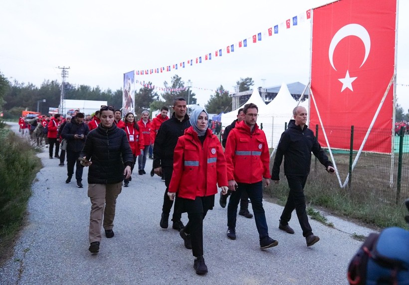 57. Alay Yürüyüşü şafakla başladı: Saçlarına kına yakıp, asker çorbası içtiler - Resim: 18
