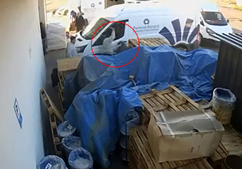 Sevgilisinin eski erkek arkadaşını defalarca bıçaklayarak öldürdü - Resim : 2