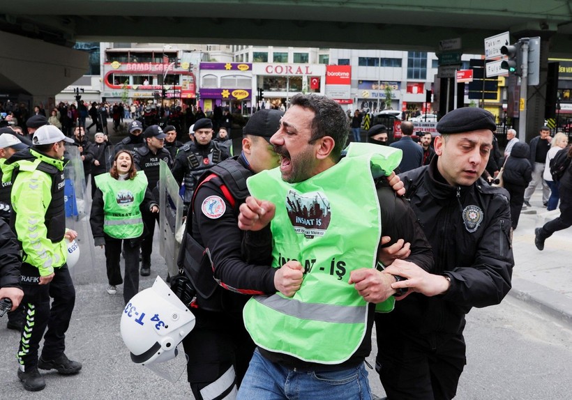 Fotoğraflarla yaka paça 1 Mayıs - Resim: 3