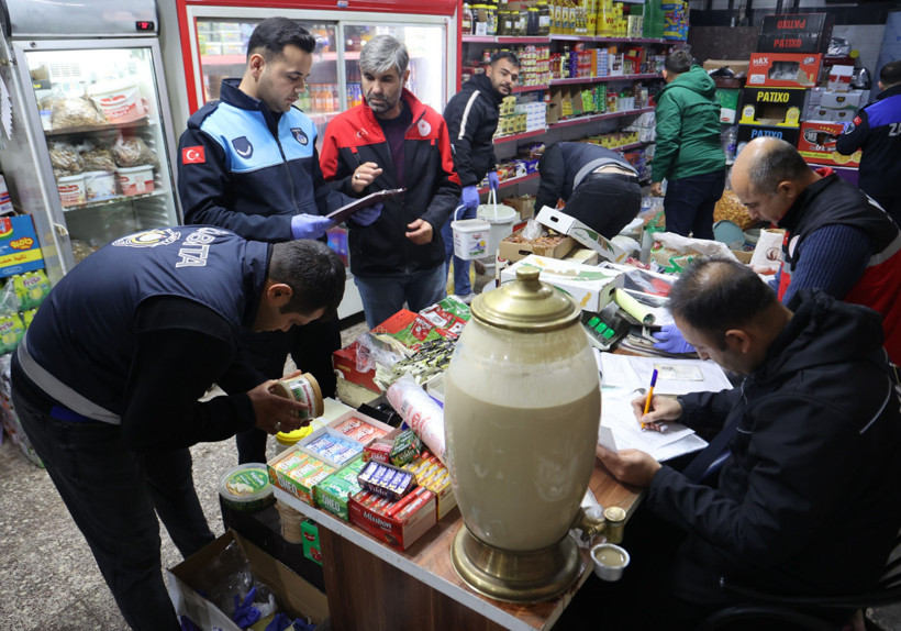 İnsanlara yedireceklerdi: Yerdeki ölü fareler pes dedirtti - Resim : 1