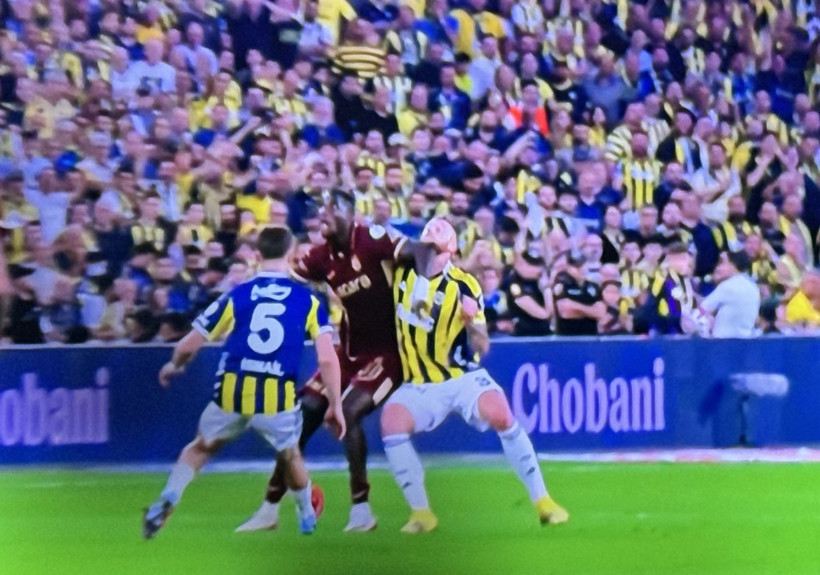 Fenerbahçe-Trabzonspor maçında tartışmalı an: Onuachu'nun golü iptal edildi - Resim : 1
