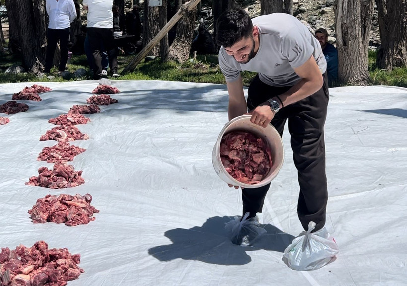 İlginç gelenek: Aynı anda 140 kurban kesildi, etler eşit dağıtıldı - Resim : 2