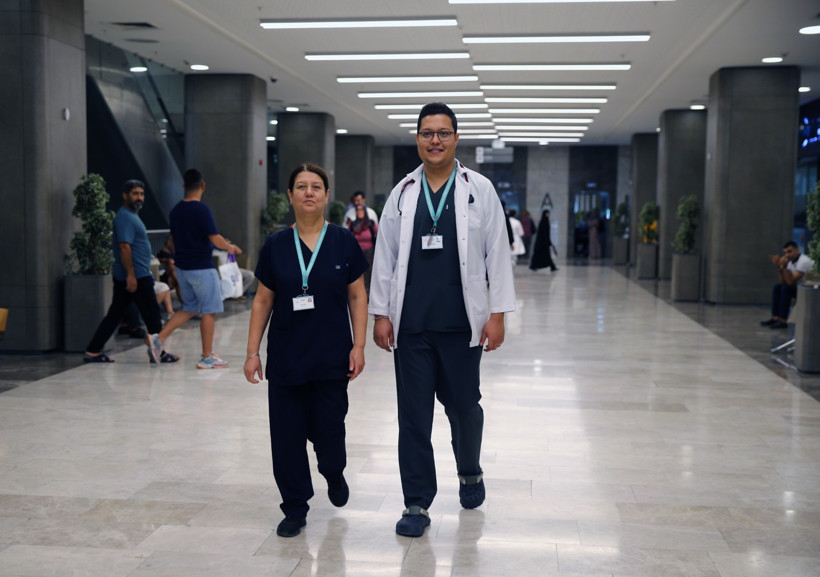 Çocukken yanında oynadığı serviste şimdi doktor: Anne-oğul aynı hastanede çalışıyor - Resim : 2
