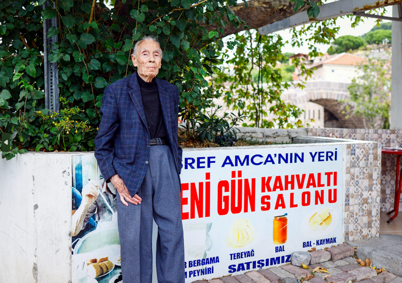 İzmir Eşref amcaya ağlıyor. Kapatma kararı aldı - Resim : 1