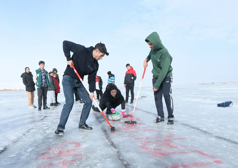 Çıldır Gölü curling sporcularının antrenman sahası oldu - Resim: 9