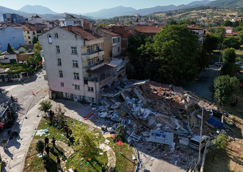 Balıkesir Sındırgı depreminden can yakan kareler - Resim: 50