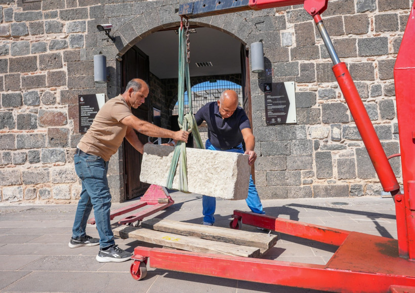 Kepçeye takılan mezar kapağı incelemeye alındı - Resim : 1