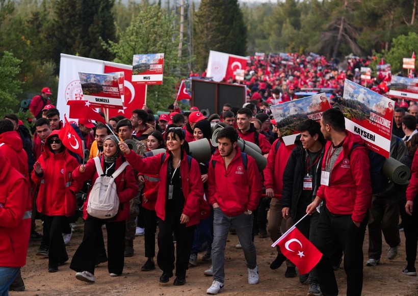 57. Alay Yürüyüşü şafakla başladı: Saçlarına kına yakıp, asker çorbası içtiler - Resim: 3