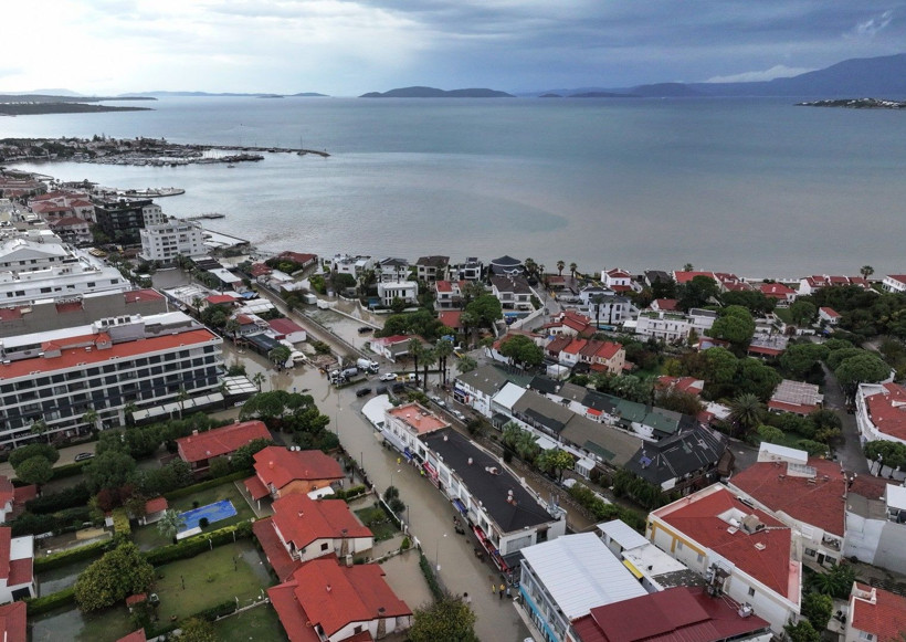 Sussuzlukla boğuşan İzmir'i sağanak vurdu - Resim: 7