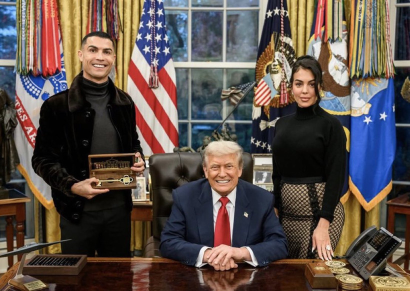 Donald Trump'tan Cristiano Ronaldo'ya özel hediye: Bunu alan ilk sporcu oldu - Resim : 1