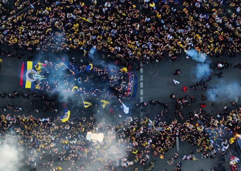 Euroleague şampiyonu Fenerbahçe Beko, Bağdat Caddesi'ni ateşe verdi! - Resim: 3