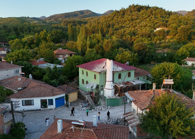 Balıkesir Sındırgı depreminden can yakan kareler - Resim: 30