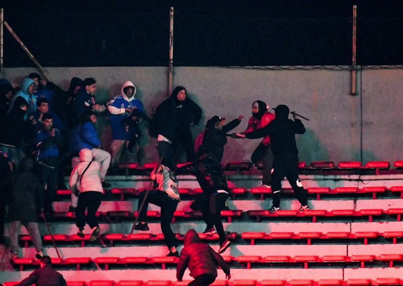 Futbolda bunu da gördük! Birbirlerine dışkı attılar: 97 gözaltı, 5 yaralı - Resim : 2