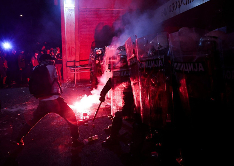 Sırbistan'da 'puslu' gece: Polisler öğrencileri biber gazına boğdu - Resim: 8
