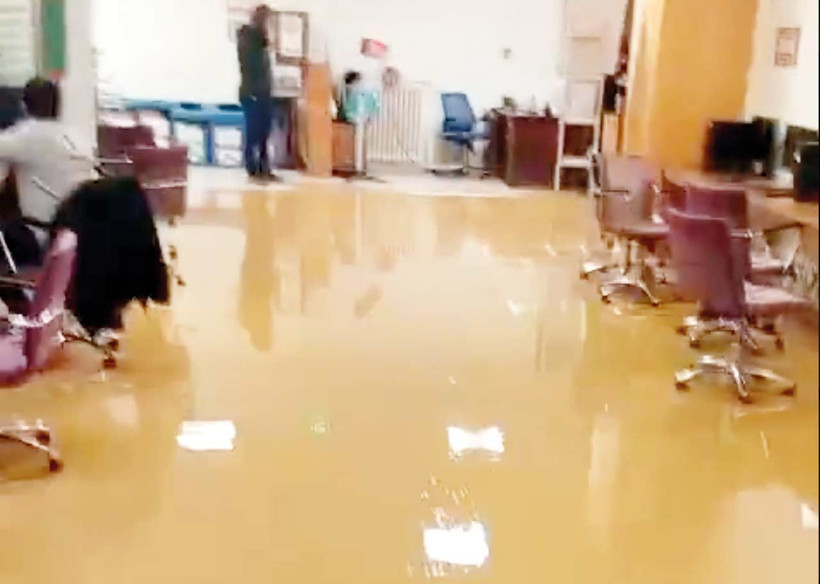 Para yalının çatısına gitti öğrenci yurdunu su bastı - Resim : 1