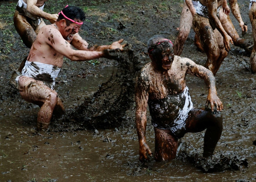 200 yıllık çılgın gelenek: Çamura daldılar, yağmurun altında çıplak halde güreştiler - Resim: 6