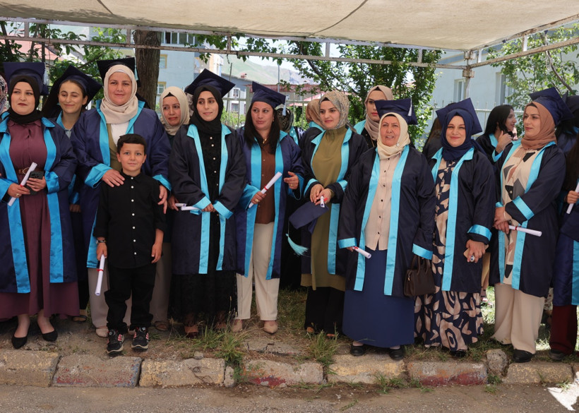 Şehit oğlunun vasiyetini yerine getirdi: 51 yaşında lise diplomasını aldı - Resim : 2