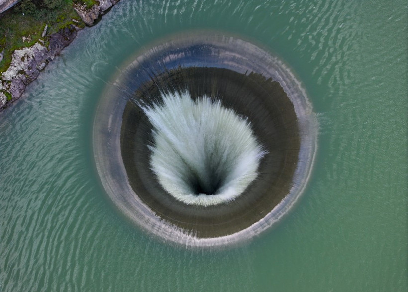 Turistleri büyüledi: 'Glory Hole' barajdaki taşan suyu böyle boşaltıyor - Resim : 1