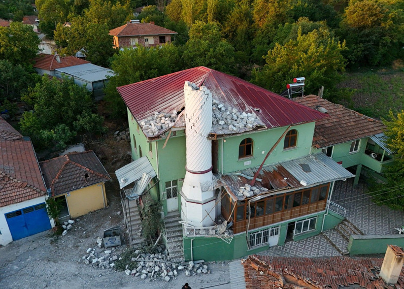 Balıkesir Sındırgı depreminden can yakan kareler - Resim: 28