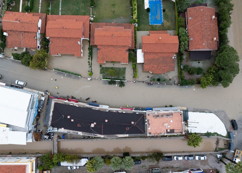 Sussuzlukla boğuşan İzmir'i sağanak vurdu - Resim: 5