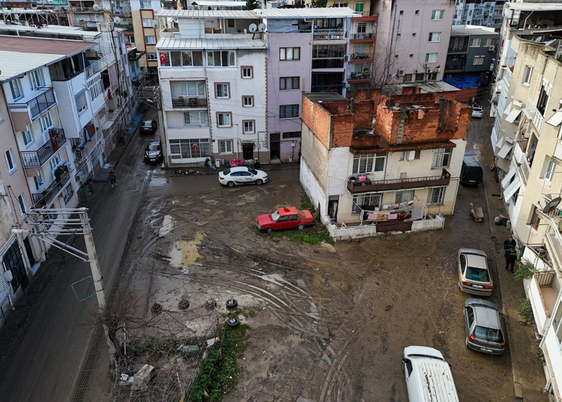 İzmir’i sağanak vurdu: 320 konut, 78 iş yeri su altında - Resim : 1