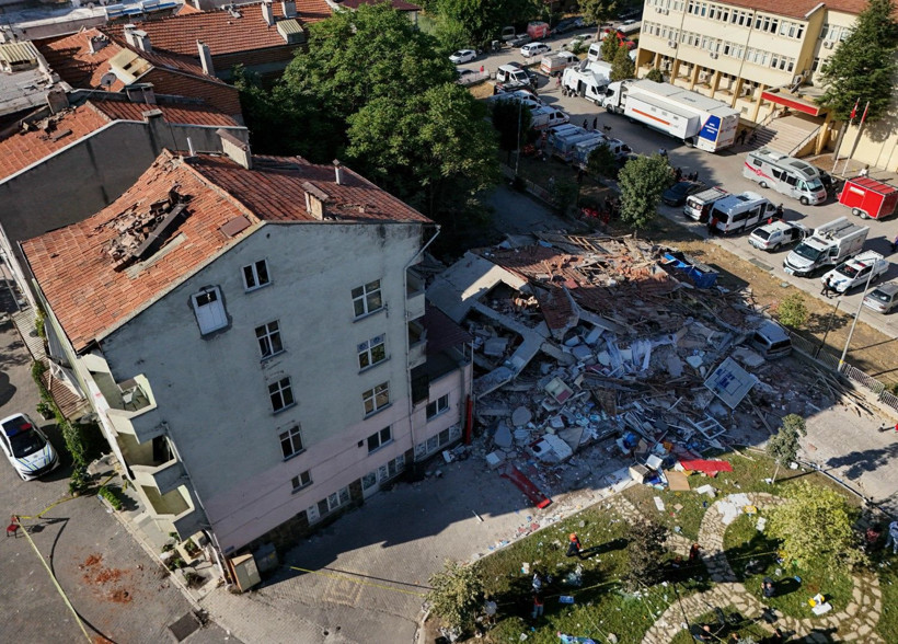 Balıkesir Sındırgı depreminden can yakan kareler - Resim: 49