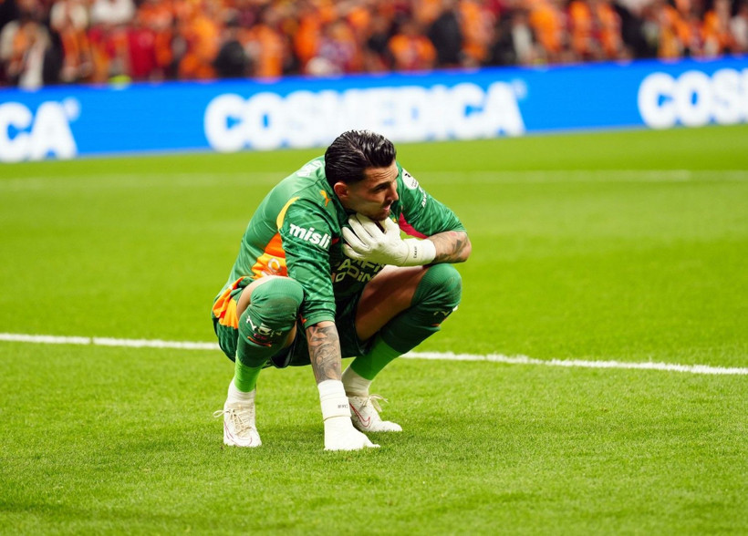 Galatasaray-Fenerbahçe derbisinde gerginlik: Uğurcan Çakır ile Oosterwolde kapıştı - Resim: 1