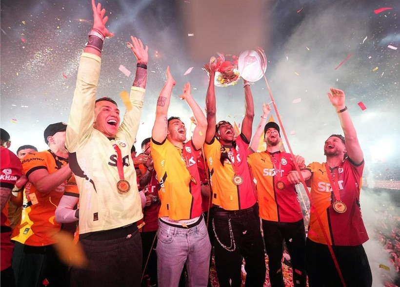 Galatasaray'ın kutlaması eziyete döndü: Coşkuyla başladı, sönük bitti - Resim: 8