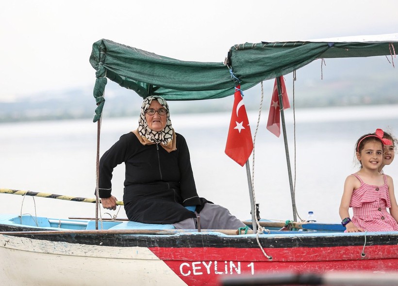'Küçük Venedik' Gölyazı'nda kadın kaptanlar turizme yön veriyor - Resim: 20