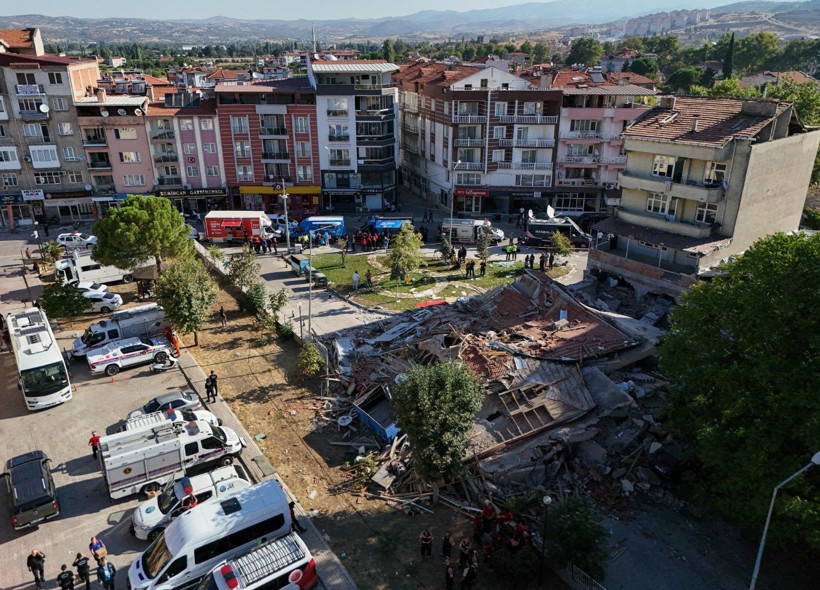 Balıkesir Sındırgı depreminden can yakan kareler - Resim: 53