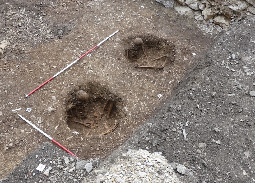 Oturur vaziyette duran iskeletler bulundu - Resim : 4